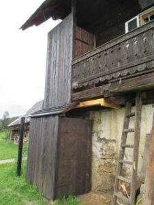 kompostierende Komposttoilette - Beispiel - Clivus Komposttoilette Bauernhaus Steiermark über 2 Etagen