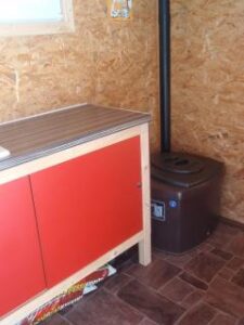 kompostierende Komposttoilette - Beispiel - Einbaubeispiel mit Biolan Maxi seitlich
