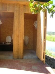 kompostierende Komposttoilette - Beispiel - Komposttoilettenalage Clivus Burger Au1 Eingänge
