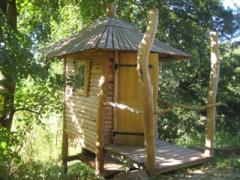 TC Haus in der Baumhausherberge Robins Nest mit einer Biolan Populett aussen