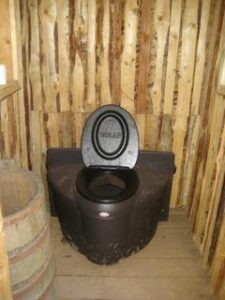 TC Haus in der Baumhausherberge Robins Nest mit einer Biolan Populett innen
