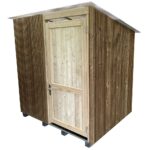 Barrierearmes Toilettenhäuschen Platzda freigestellt
