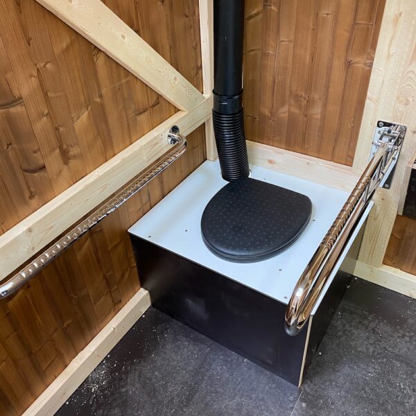 Barrierearmes Toilettenhäuschen Platzda Detailbild Innenraum Komposttoilette